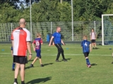 Laatste training S.K.N.W.K. JO8-1 (partijtje tegen de ouders) van maandag 2 juni 2025 (90/123)